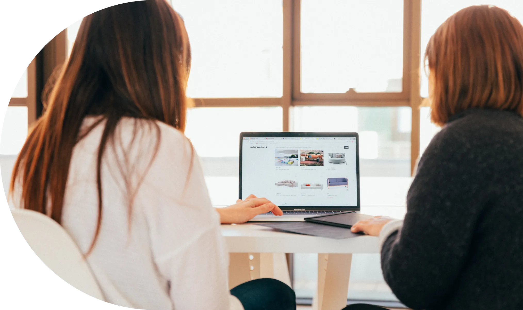 deux femmes travaillant sur un ordinateur portable